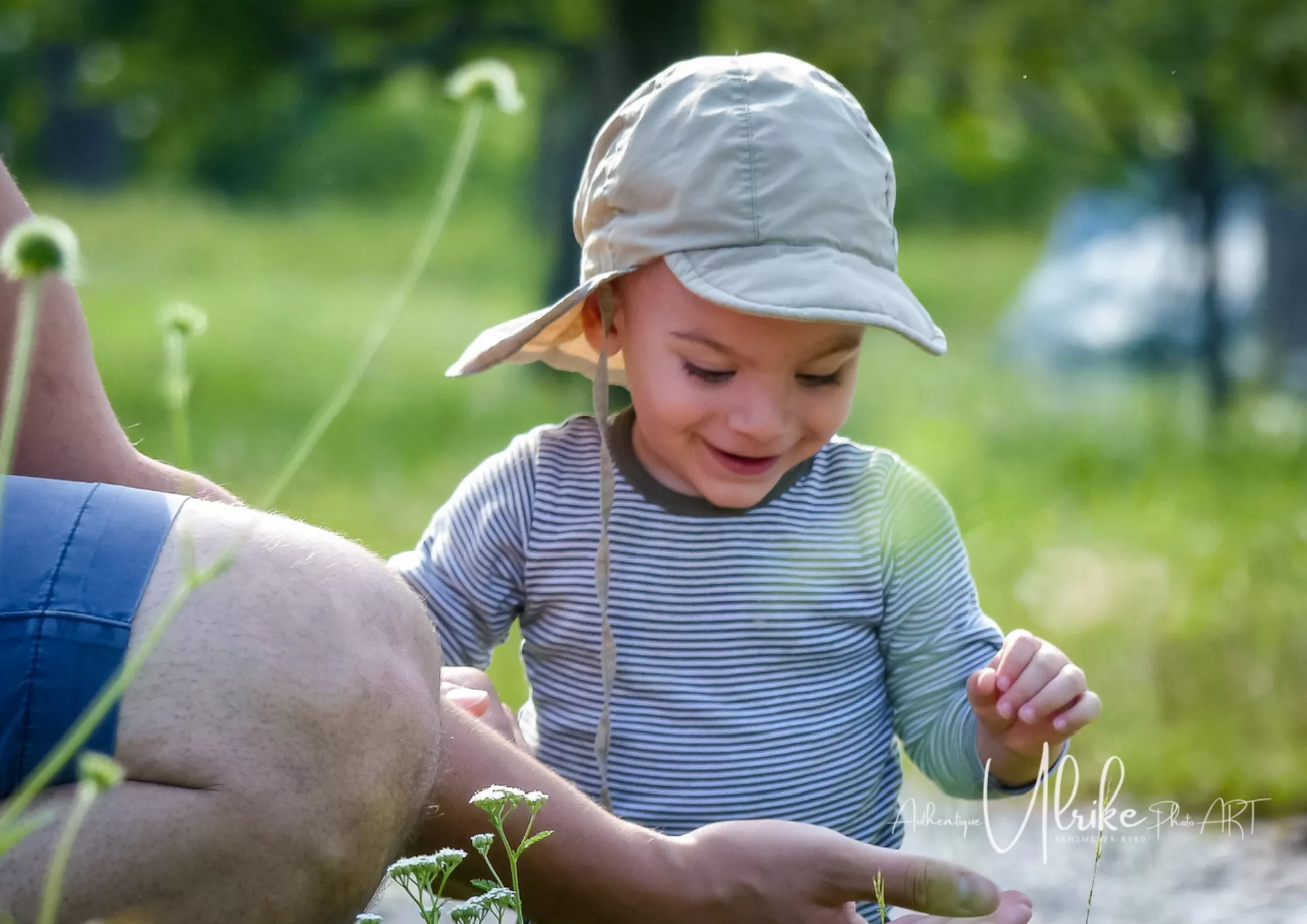 Photo-Shooting mit Kind und Elternteil auf einer Wiese