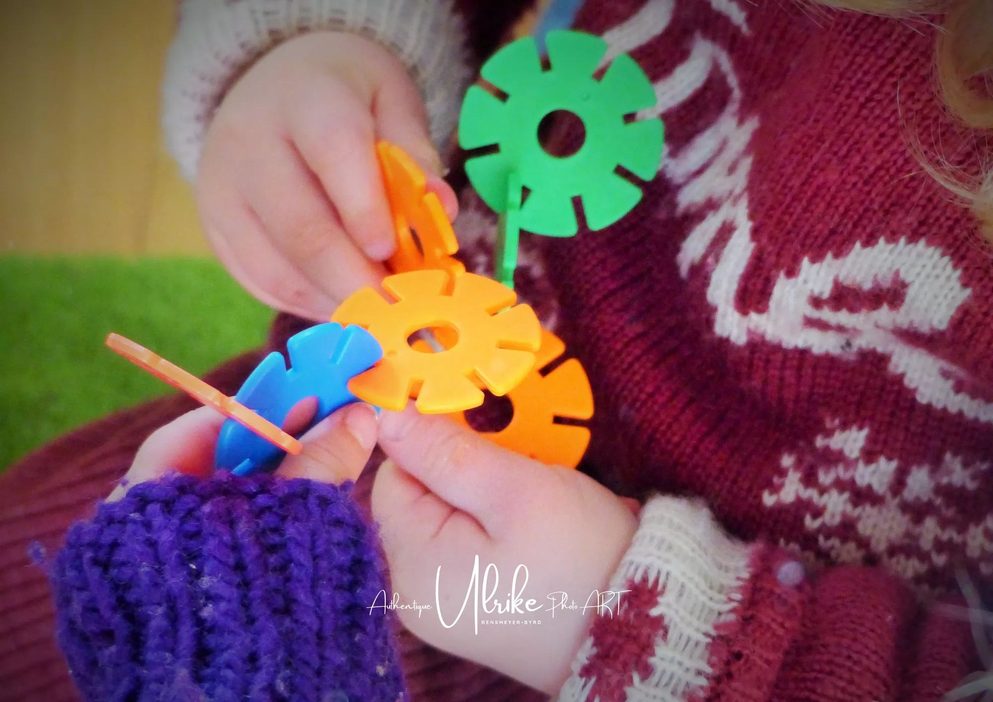 Kind beim Zusammenstecken von Spielmaterial