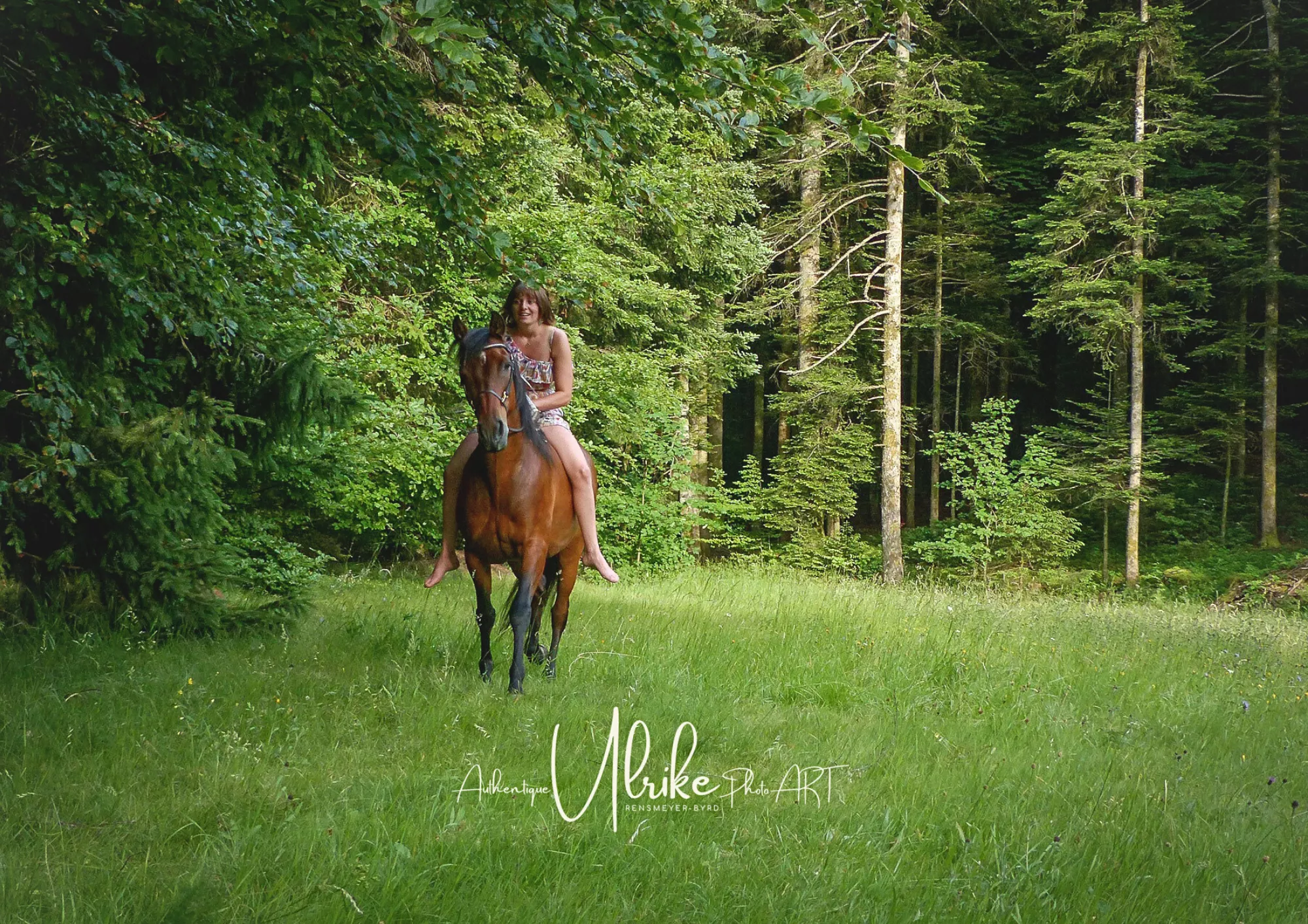 Frau auf Pferd, Wald, Wiese