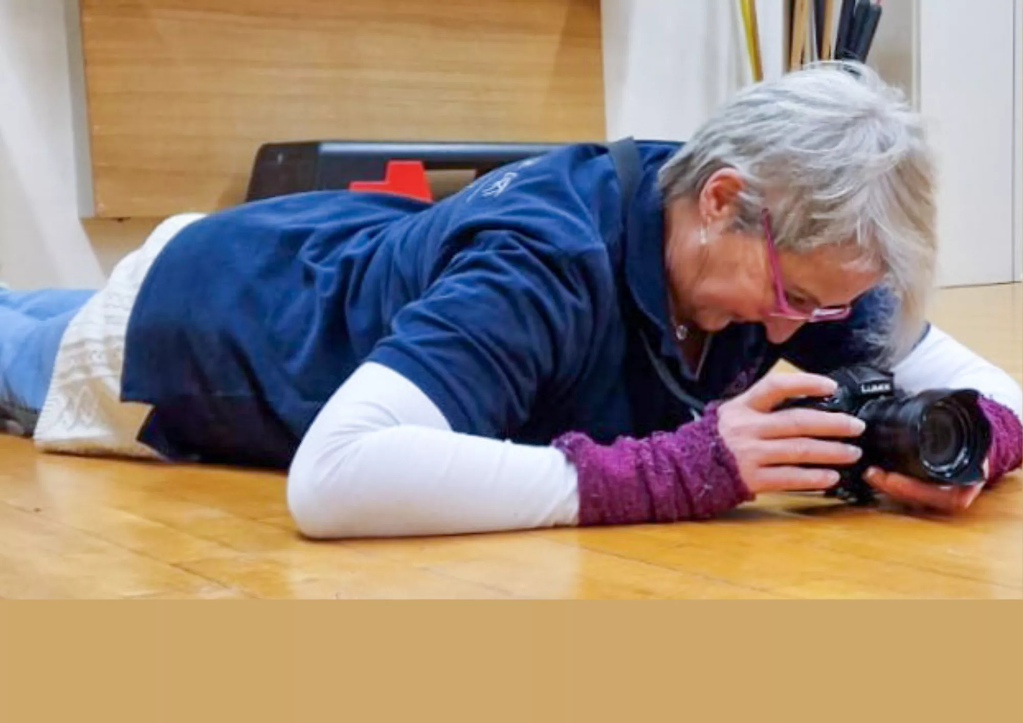 Ulrike auf dem Boden liegend und fotografierend
